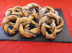 Blätterteigbrezen, 3 Stück - Dülls Nürnberger Elisenlebkuchen online kaufen